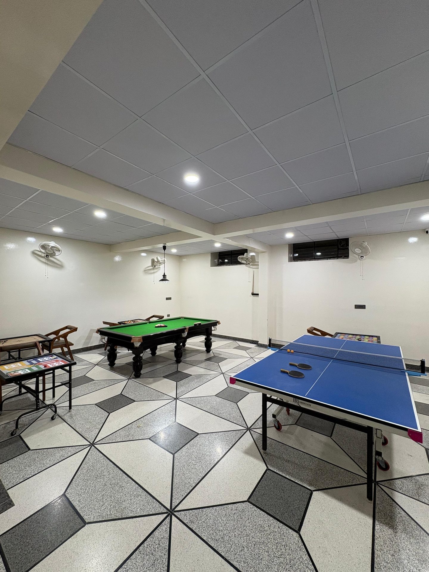 The indoor games room with billiards and table tennis